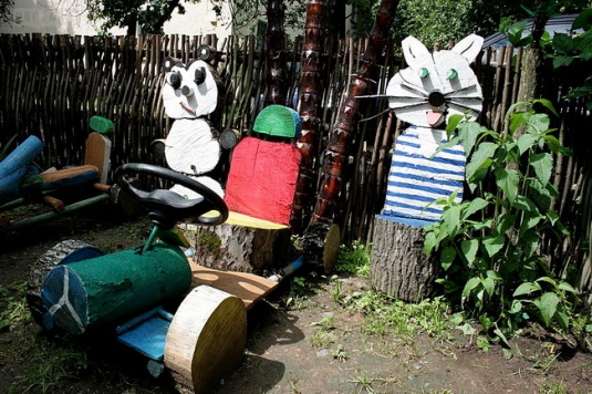 В могилёвских дворах выросли пальмы и поселились обезьяны (фото)