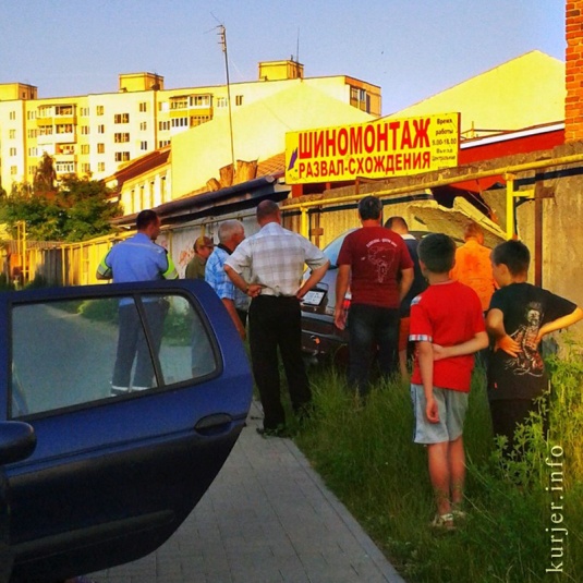 Девушка на автомобиле проломила бетонный забор «текстилки»