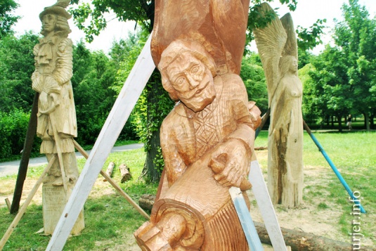 Мастера подарили дюжину скульптур