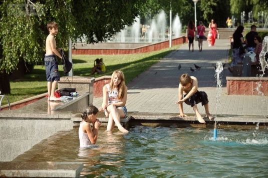 Могилевчане спасаются от жары в фонтанах (фото)