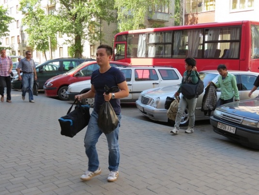 Брестские милиционеры задержали в лесу 13 вьетнамцев