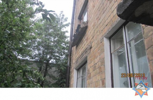 В Гродно с жилого здания обвалилась бетонная цветочница