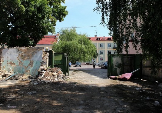 В центре Гродно сносят бывшие гаражи КГБ
