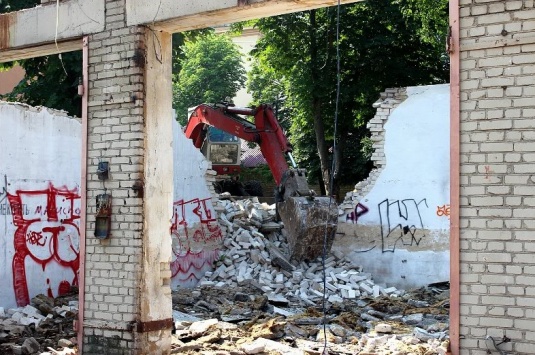 В центре Гродно сносят бывшие гаражи КГБ