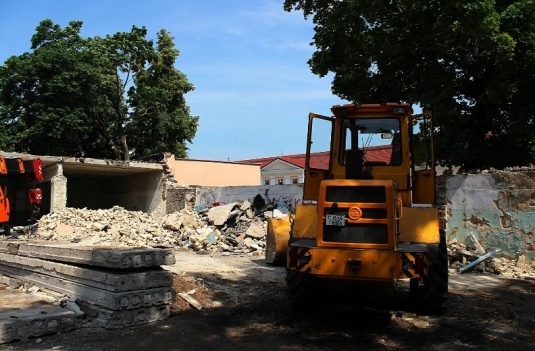 В центре Гродно сносят бывшие гаражи КГБ