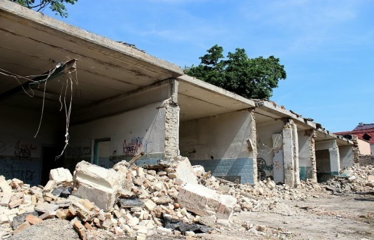 В центре Гродно сносят бывшие гаражи КГБ