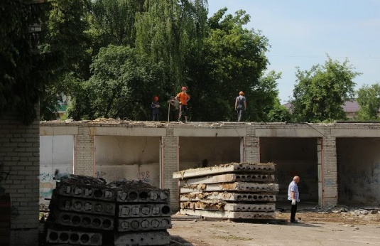 В центре Гродно сносят бывшие гаражи КГБ