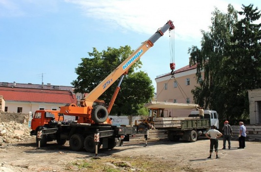 В центре Гродно сносят бывшие гаражи КГБ