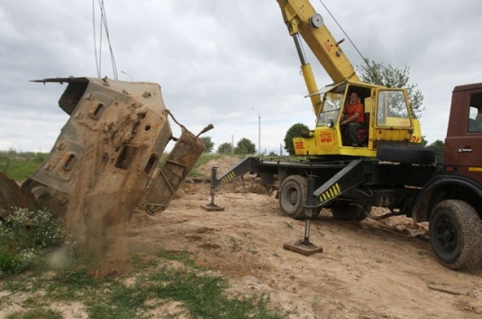 БТР с участка гродненцев смогли вывезти только после того, как разрезали корпус на две части