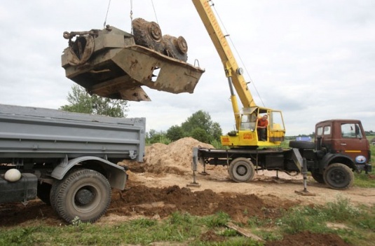 БТР с участка гродненцев смогли вывезти только после того, как разрезали корпус на две части