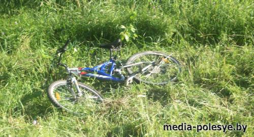 Под Лунинцем байкер-бесправник травмировал троих несовершеннолетних велосипедистов