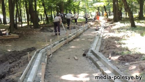 Новую пешеходную дорожку выкладывают в парке «Маньковичи» Новую пешеходную дорожку выкладывают в парке «Маньковичи»