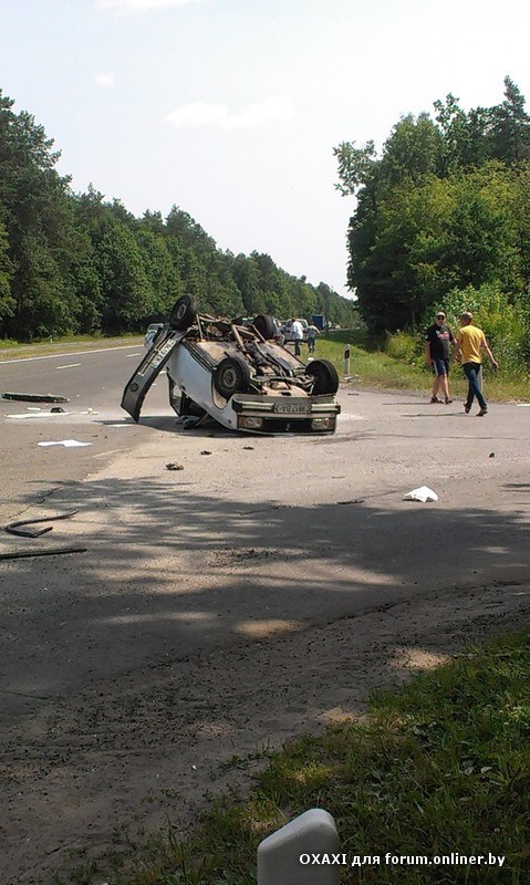 Под Гомелем после удара сзади учебный автомобиль с беременной девушкой за рулем стал кувыркаться по дороге (фото)