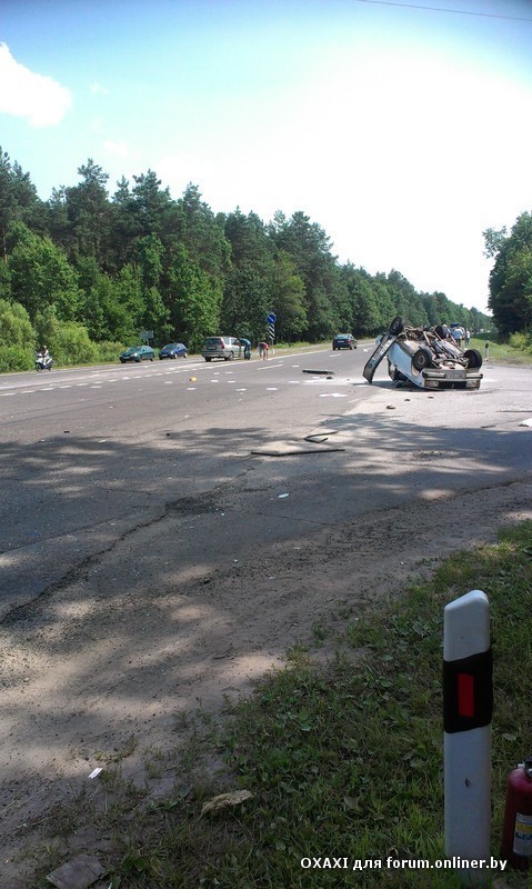 Под Гомелем после удара сзади учебный автомобиль с беременной девушкой за рулем стал кувыркаться по дороге (фото)