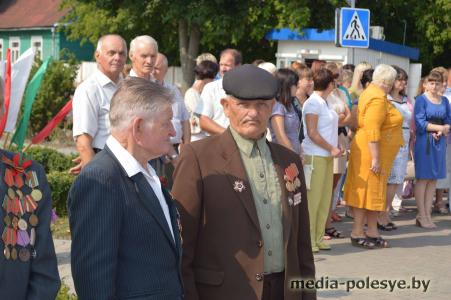 В Лунинце прошёл митинг. Ветераны отправились по местам боевой славы