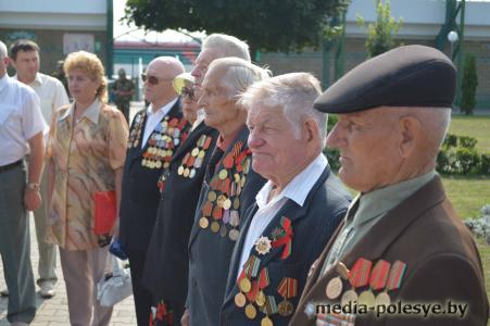 В Лунинце прошёл митинг. Ветераны отправились по местам боевой славы