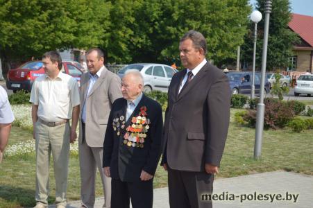 В Лунинце прошёл митинг. Ветераны отправились по местам боевой славы