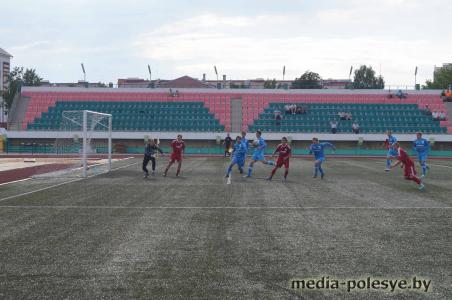 ФК «Гранит» в домашнем матче разгромил гостей из Берёзы