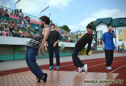 Белорусы, украинцы и россияне по"миТУСИЛИ" в Лунинце Белорусы, украинцы и россияне по"миТУСИЛИ" в Лунинце