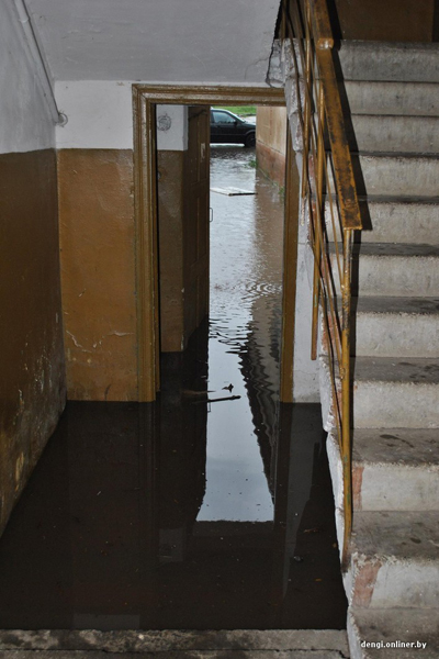 Конфликт: полочанин упал в люк, повредил ноутбук и мобильник, а ЖРЭУ отказывается возмещать ущерб (фото)