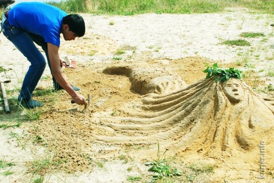 В День молодёжи лепили из песка и мерялись звуком