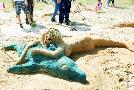 В День молодёжи лепили из песка и мерялись звуком