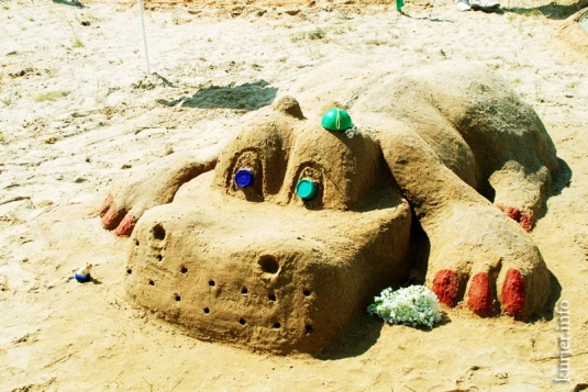 В День молодёжи лепили из песка и мерялись звуком