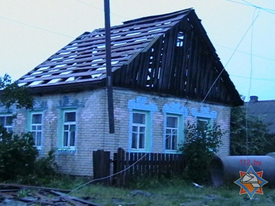 Сильный ветер повредил кровли зданий в Хойникском районе (фото)