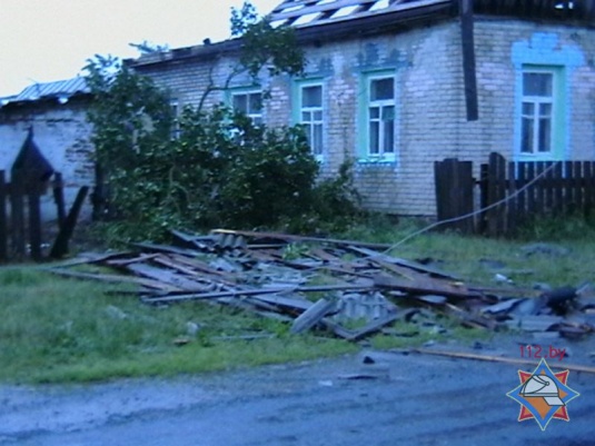 Сильный ветер повредил кровли зданий в Хойникском районе (фото)