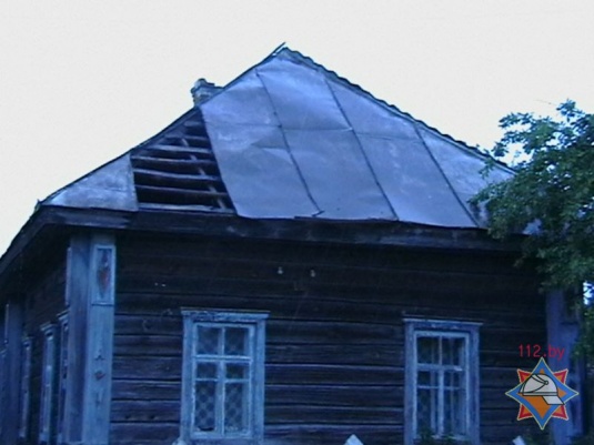 Сильный ветер повредил кровли зданий в Хойникском районе (фото)