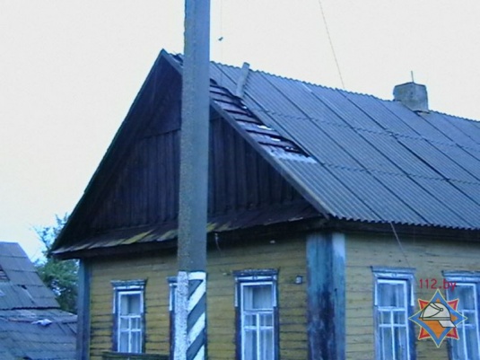 Сильный ветер повредил кровли зданий в Хойникском районе (фото)