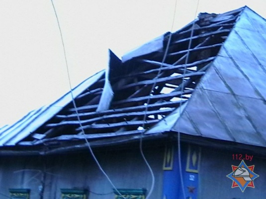 Сильный ветер повредил кровли зданий в Хойникском районе (фото)