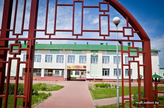 Готическая белорусская пара выбрала для жизни агрогородок под Мозырем (фото)