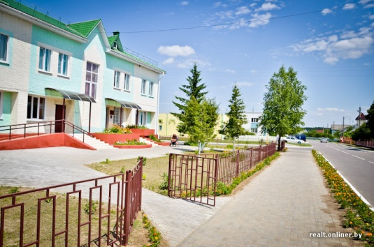 Готическая белорусская пара выбрала для жизни агрогородок под Мозырем (фото)