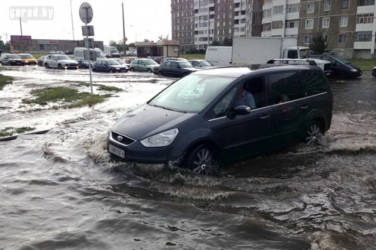 Сильный дождь затопил парковку «Гиппо» в Могилёве (фото, видео)