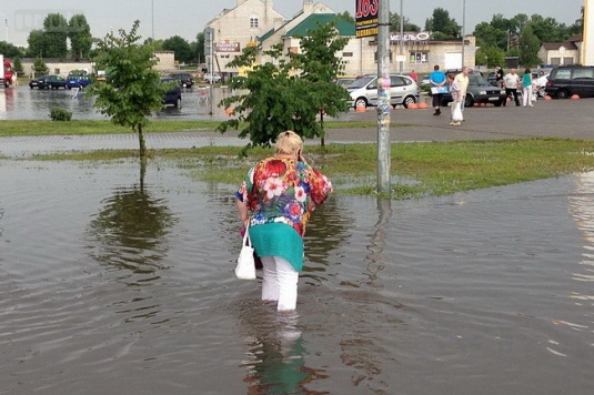 Сильный дождь затопил парковку «Гиппо» в Могилёве (фото, видео)