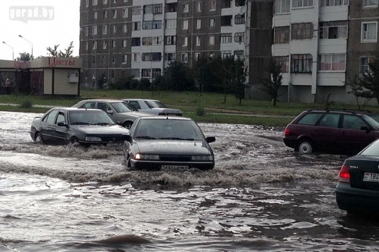 Сильный дождь затопил парковку «Гиппо» в Могилёве (фото, видео)