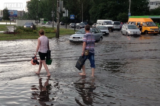Сильный дождь затопил парковку «Гиппо» в Могилёве (фото, видео)