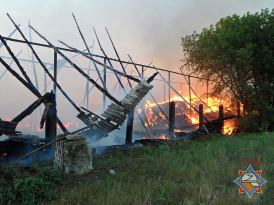 В Хойниках сгорело 20 тонн сена (фото, видео)