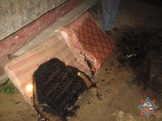 В Калинковичах пьяный пенсионер едва не сгорел в собственном гараже (фото)