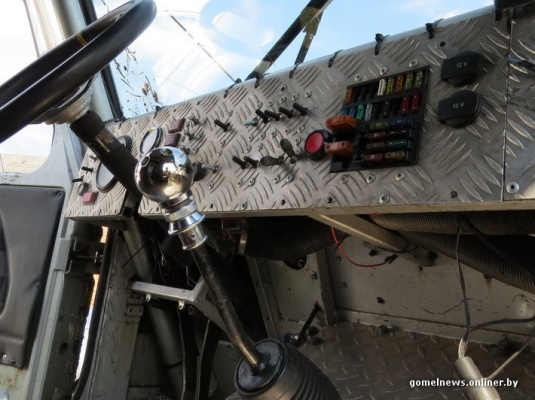 В болотах под Калинковичами внедорожники устроили гонки на выживание (фото)