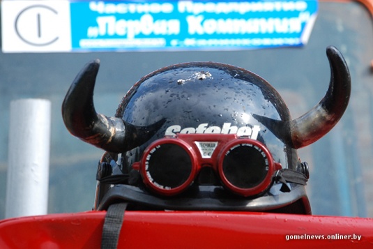 В болотах под Калинковичами внедорожники устроили гонки на выживание (фото)