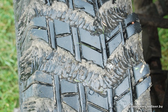 В болотах под Калинковичами внедорожники устроили гонки на выживание (фото)