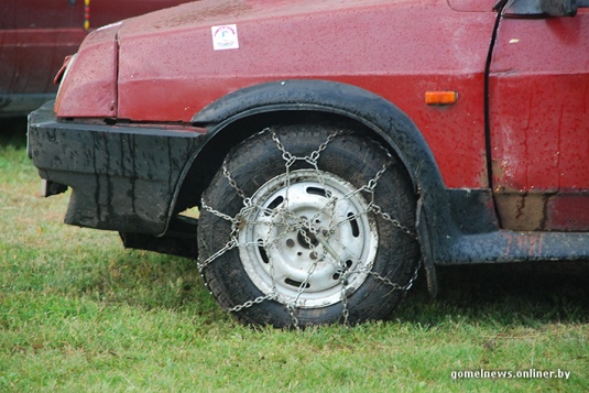 В болотах под Калинковичами внедорожники устроили гонки на выживание (фото)