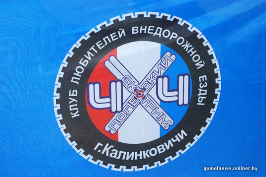 В болотах под Калинковичами внедорожники устроили гонки на выживание (фото)