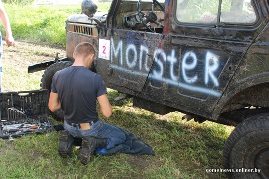 В болотах под Калинковичами внедорожники устроили гонки на выживание (фото)