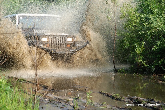 В болотах под Калинковичами внедорожники устроили гонки на выживание (фото)