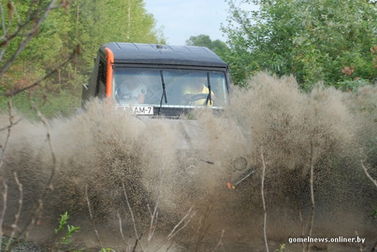 В болотах под Калинковичами внедорожники устроили гонки на выживание (фото)