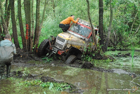 В болотах под Калинковичами внедорожники устроили гонки на выживание (фото)