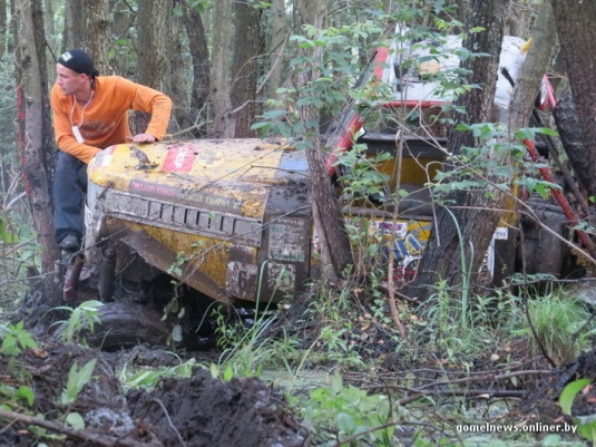 В болотах под Калинковичами внедорожники устроили гонки на выживание (фото)
